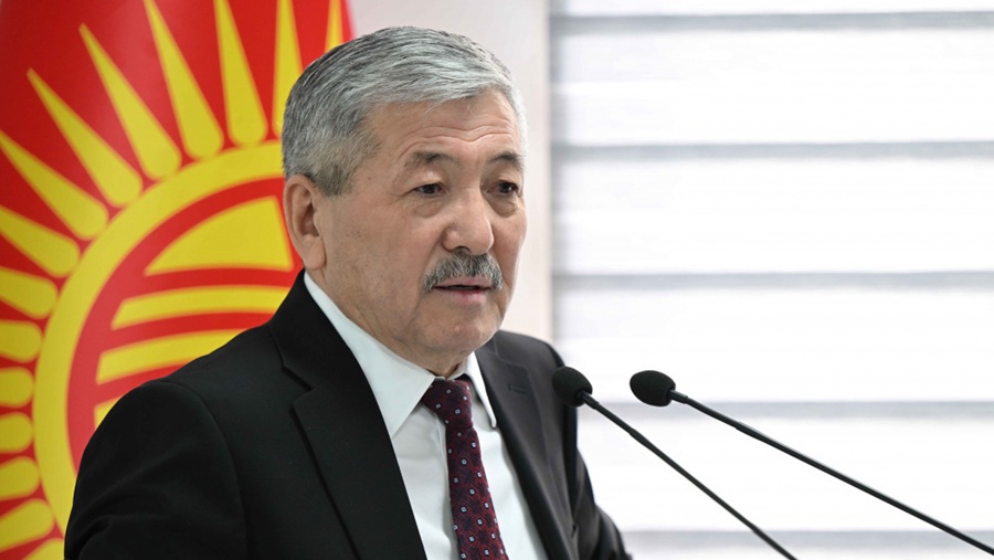 Касымалиев көйнөк-костюм менен майдаланбай, экономиканы көтөрүүнү айтпайбы!