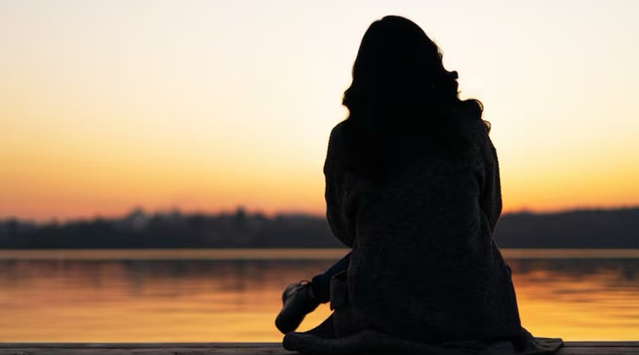 Өзүмдөн 18 жаш улуу ажы адам махабатын арнап жатат