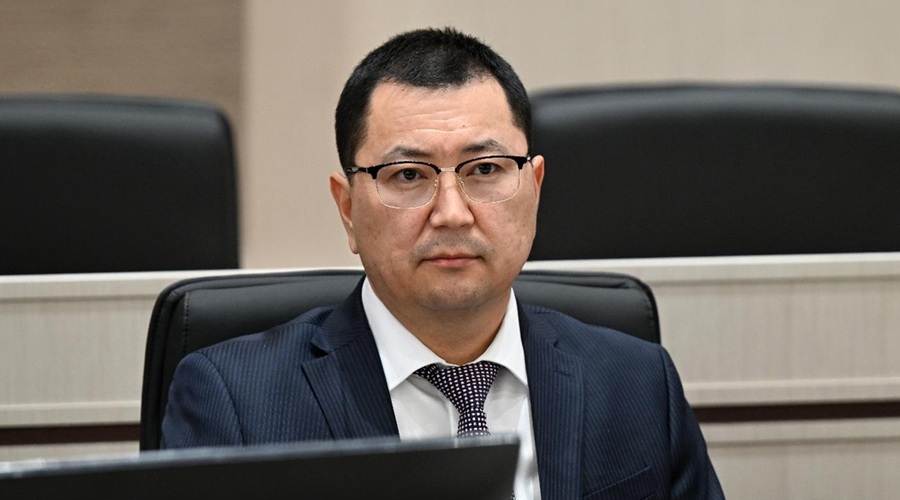 Эрлист Акунбеков пиарды токтотуп иштебейби? Таңгаласың да...