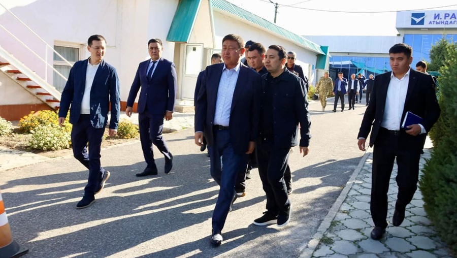 Акылбек Түмөнбаевдин тизгинин тартып койчу адам жокпу?